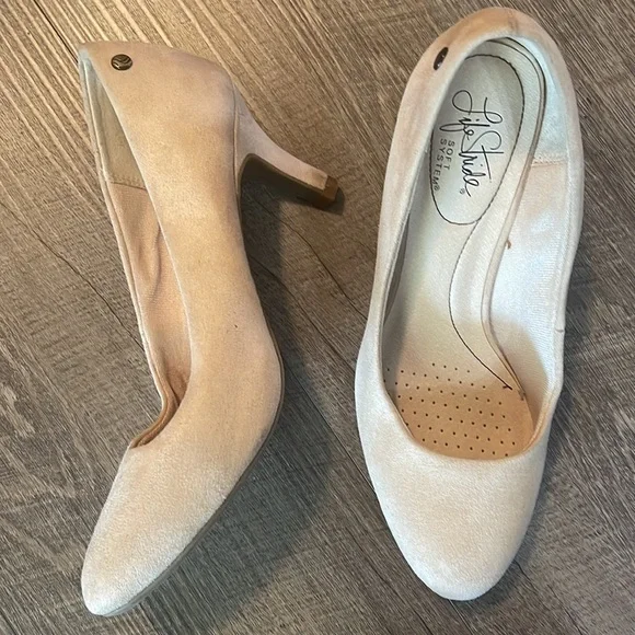 Life Stride suede feel cream heels size 8W - Picture 3 of 6